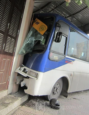 Xe khách đâm xe máy rồi lao vào nhà dân ảnh 4