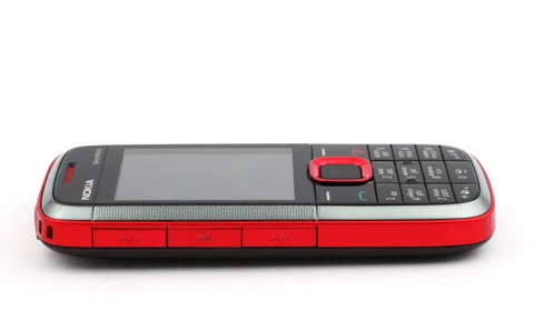 Trong khi cạnh trái là ba phím bấm chơi nhạc. Trong khi cạnh trái là ba phím bấm chơi nhạc.