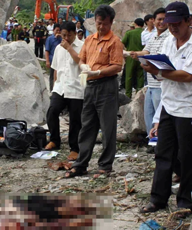 Đá lăn từ núi Cấm đè bẹp ôtô, 6 người chết ảnh 6