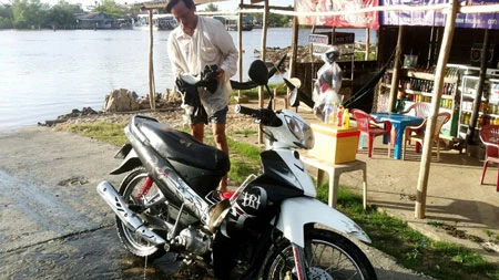 Phà chở đông, người và xe rơi xuống nước ảnh 3