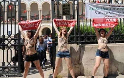 Biểu tình ngực trần gây náo loạn Paris ảnh 5