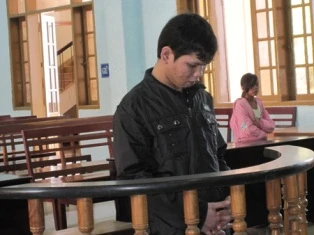 Anh trai hiếp dâm em ruột và cô bé hàng xóm ảnh 1