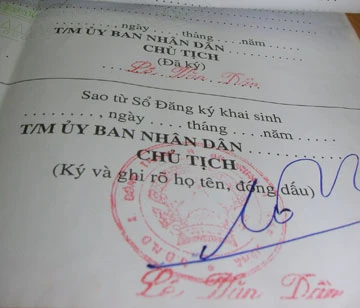 Xã ký khống giấy khai sinh! ảnh 1 Một giấy khai sinh đã được chủ tịch xã Đông Thạnh ký tên, đóng dấu sẵn. Ảnh: HD
