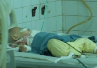 Cha ném con gái 10 tháng tuổi xuống nền nhà ảnh 1