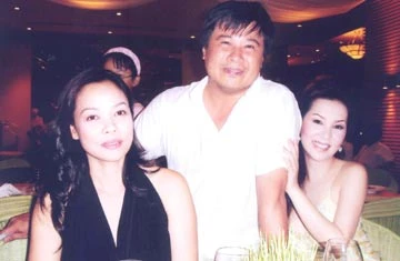 Mộng Vân (bìa phải), Pierre Tân và ca sĩ Hồng Hạnh tại một buổi tiệc vừa diễn ra trong năm 2007 (Ảnh do Mộng Vân cung cấp).