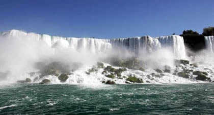 Suýt chết vì nhảy xuống thác nước Niagara hùng vĩ ảnh 1