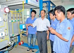 Học viên lớp điện lạnh Trường Trung học Công nghiệp TPHCM trong giờ học lý thuyết. Ảnh: MAI HẢI