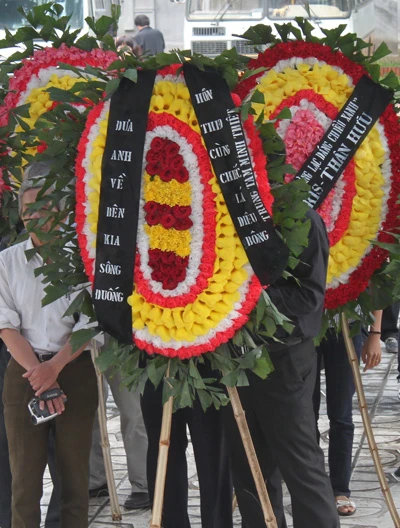 Người thân, đồng nghiệp đưa tiễn Hoàng Cầm ảnh 1