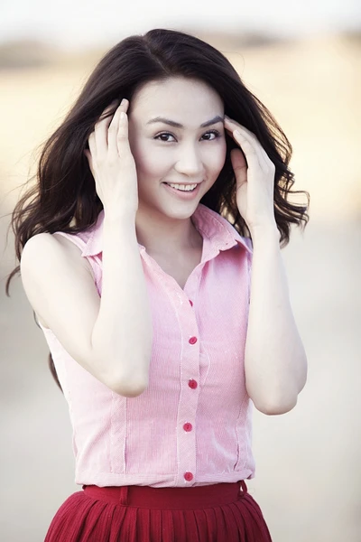 Ngân Khánh đẹp mong manh giữa đồng vắng ảnh 3