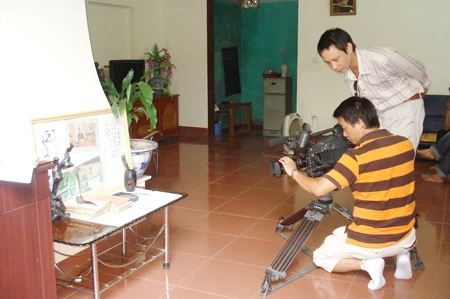 Một cảnh quay về các di vật của nhà thơ Tú Xương.