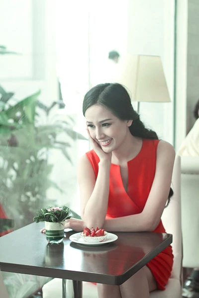 5 phút tạo dáng của Mai Phương Thúy ảnh 3