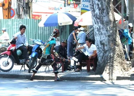 “Bụi đời” ăn mặc “mốt” nhất Sài Gòn ảnh 8