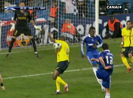 Đúng những phút bù giờ cuối cùng, Ballack sút bóng vào cánh tay Eto'o nhưng Ovredo lại bỏ qua cho Barca. Đó cũng là tình huống dẫn đến những cuộc cãi vã nảy lửa khi trận đấu kết thúc.