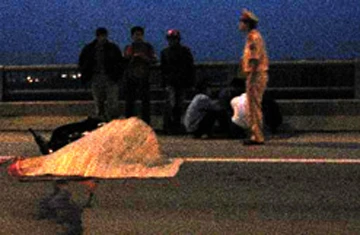 Nghi án xe container cán chết người trên cầu Thanh Trì ảnh 1