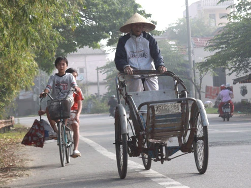 Cụ ông gần 100 tuổi đạp xích lô ảnh 1 Cụ ông gần 100 tuổi đạp xích lô ảnh 1