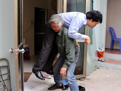 Bán nhà tiền tỷ, cha già tóc bạc cõng con đi học, đi làm ảnh 1