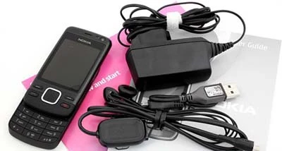 Các phụ kiện đi kèm máy tại gồm pin, sạc, tai nghe, cáp nối, thẻ nhớ 1 GB.
