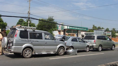 3 xế hộp đắt tiền gặp nạn vì một... con chó ảnh 1 3 xế hộp đắt tiền gặp nạn vì một... con chó ảnh 1