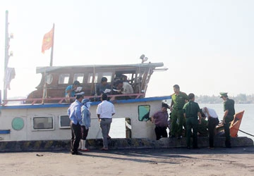 Bốn người chết thảm khi trục vớt tàu hàng ảnh 1 Bốn người chết thảm khi trục vớt tàu hàng ảnh 1