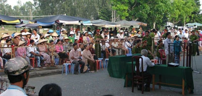 Mẹ ruột bé Như Ý lãnh 5 năm tù, cha dượng lãnh 6 năm tù ảnh 1