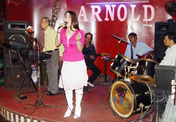 Đời ca sĩ phòng trà - Bài 2: Hai thế giới dưới ánh đèn ảnh 1