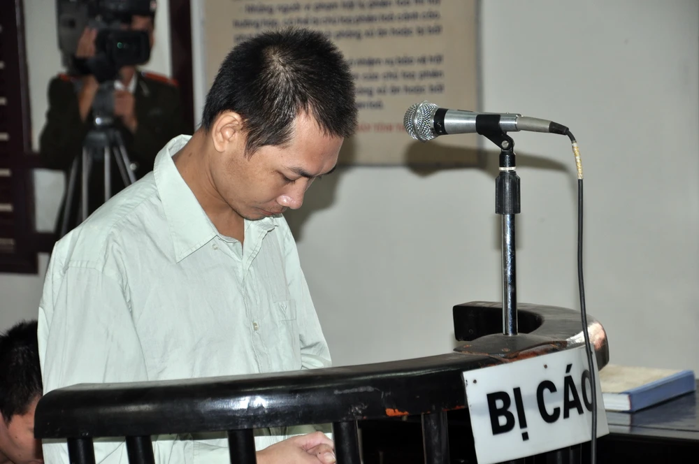 Chùm ảnh: Phiên tòa xét xử người cha nhẫn tâm đốt con mới ba tuổi ảnh 5