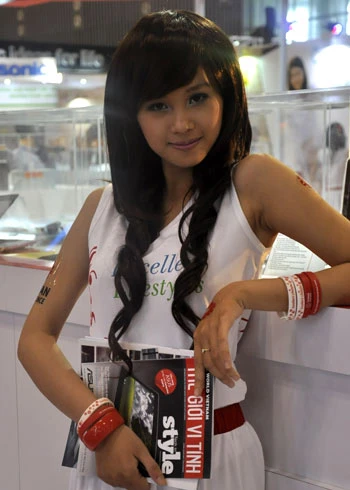 Mỹ nhân khoe sắc tại triển lãm CNTT ảnh 9 Mỹ nhân khoe sắc tại triển lãm CNTT ảnh 9