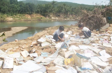 Bắc Phú Yên trường lớp tan hoang sau lũ ảnh 1 Bắc Phú Yên trường lớp tan hoang sau lũ ảnh 1