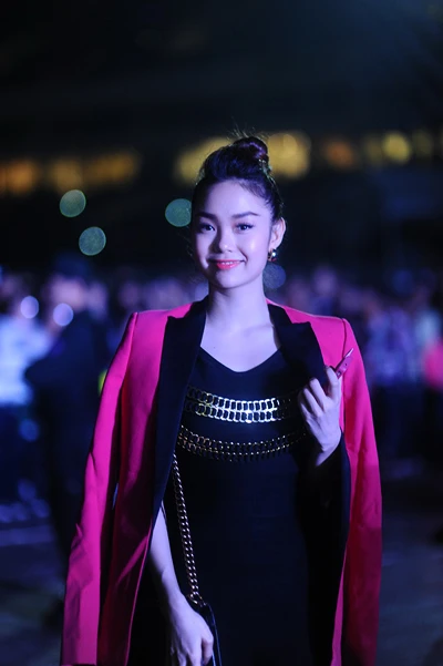 Minh Hằng được Noo ôm chặt khi xem sao Hàn ảnh 1