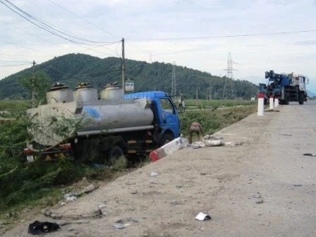 Xe chở xăng tông thẳng xe taxi, tài xế chết thảm ảnh 1