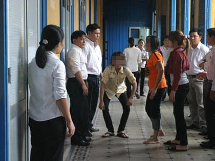 Đánh nhau ở tòa án, bị “hốt” về phường ảnh 3