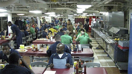 Một gian sảnh trên con tàu. Các phi công trên tàu phần lớn ngoài 20 tuổi. Họ được huấn luyện luôn sẵn sàng tham gia các sứ mệnh trong nhiều hoàn cảnh khác nhau. Ảnh: AP.