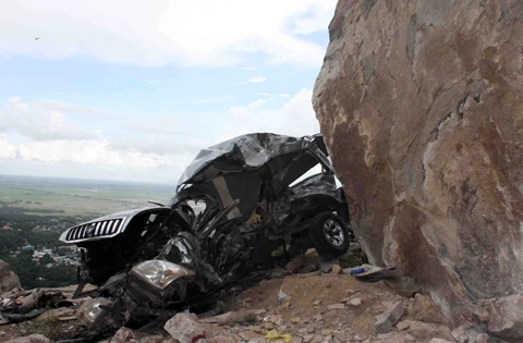 Đá lăn từ núi Cấm đè bẹp ôtô, 6 người chết ảnh 3