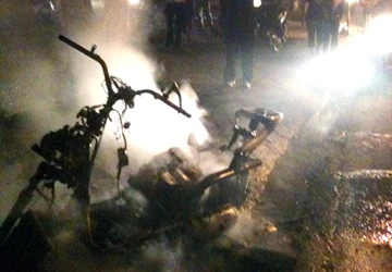 Xe Honda Lead bốc cháy ngùn ngụt trên phố ảnh 1