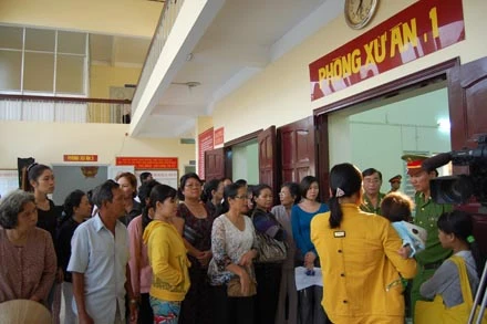 Trực tiếp phiên xử vụ án nhà báo Hoàng Hùng- phần 1: Bà Liễu bị chồng đánh trước khi đốt chồng? ảnh 2 Trực tiếp phiên xử vụ án nhà báo Hoàng Hùng- phần 1: Bà Liễu bị chồng đánh trước khi đốt chồng? ảnh 2