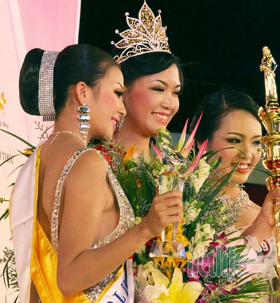 Trần Thị Thuỳ Dung (giữa) - Hoa hậu Việt Nam 2008; Á hậu 1 - Phan Hoàng Minh Thư (trái), Á hậu 2 Nguyễn Thuỵ Vân (phải) trong phút đăng quang (Ảnh: Netlife)