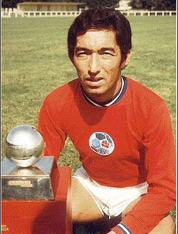 Jean Djorkaeff thời trẻ với chiếc cúp vô địch cùng Lyon. Ảnh: GETTY IMAGES