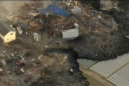 Hàng loạt nhà cửa, xe cộ bị sóng thần cuốn trôi tại Nhật ảnh 9