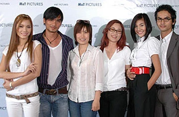 Hồng Ngân (thứ ba từ phải sang) và Thanh Hằng (thứ hai từ phải sang) cùng ê kíp làm phim 'Tôi là Ngôi sao'