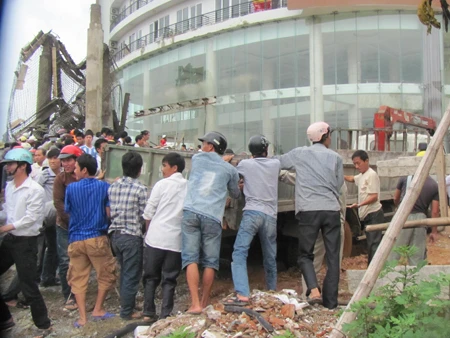 Sập sảnh khách sạn cao tầng, nhiều người thương vong ảnh 3