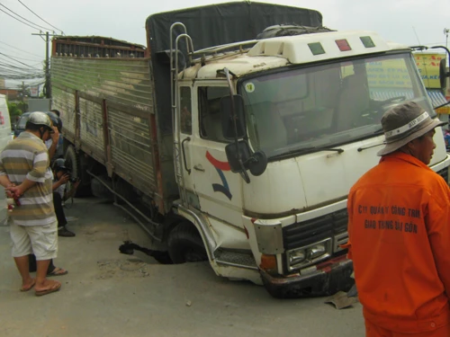 Xe tải lại lọt “hố tử thần” ở quận 12 ảnh 2