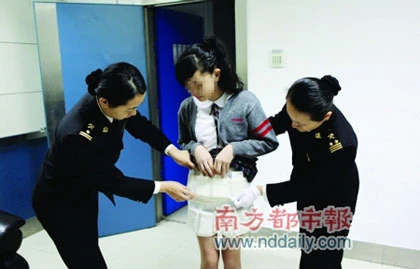 Nữ sinh giấu iPhone 4S… trong váy để buôn lậu ảnh 1