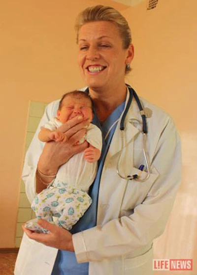 Bé sơ sinh bị bỏ rơi 5 giờ ngoài trời lạnh âm 30 độ C ảnh 2