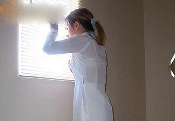 Nữ sinh khoe thân qua áo dài siêu mỏng ảnh 1