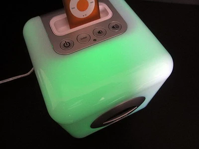 Điểm nổi bật của iH15 là có thể thay đổi màu sắc dễ dàng với bảy sắc cầu vồng.