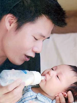 Quang Dũng và con trai An Nam - bến bờ hạnh phúc của người mẹ Hoa hậu. Ảnh: H.P.Đình Khai.