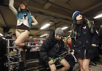 Mốt mặc quần lót đi tàu điện ở Mỹ ảnh 1