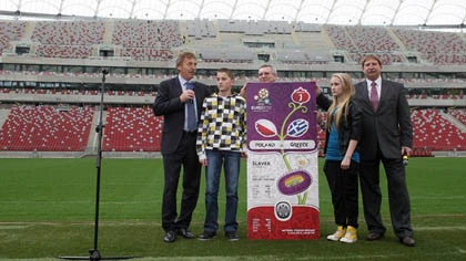 Mẫu vé EURO 2012 được thiết kế bởi một... bé gái ảnh 6