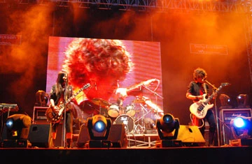 Nhóm rock nữ Lazee Dolls trong chương trình Đêm Sài Gòn Rock II (2008). Ảnh: LÊ TÁM