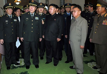 Tướng Kim Jong-un xuất hiện bên cạnh cha ảnh 1 Tướng Kim Jong-un xuất hiện bên cạnh cha ảnh 1